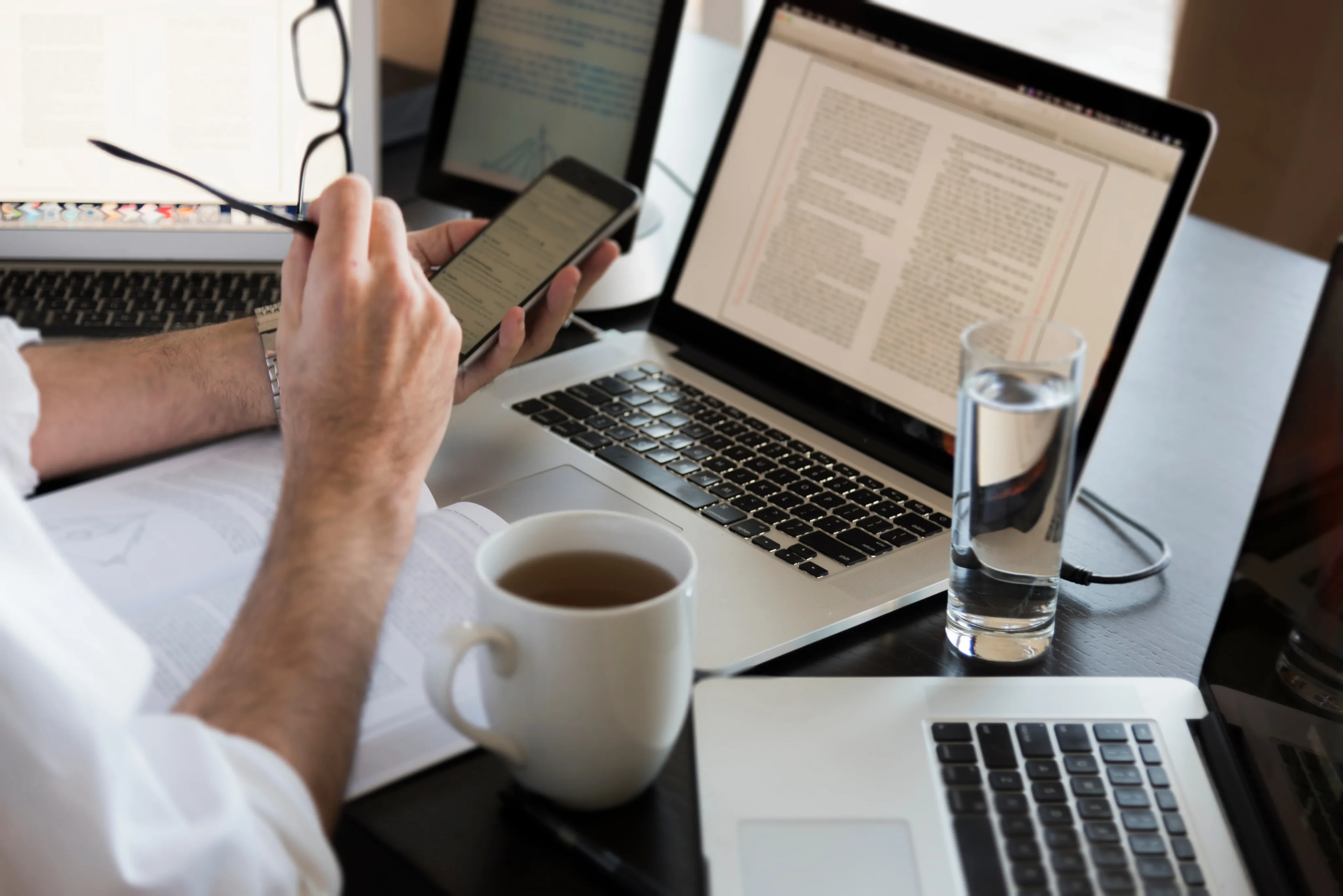 Person arbeitet konzentriert an einem Schreibtisch