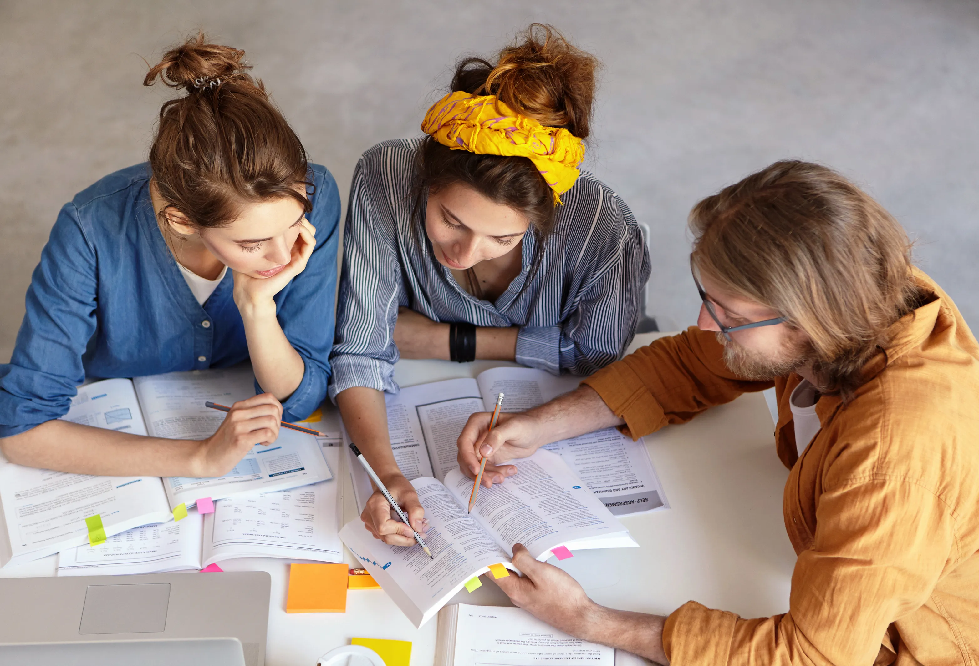 Lernende arbeiten gemeinsam an Übungen im Deutschkurs der Wonderland Academy