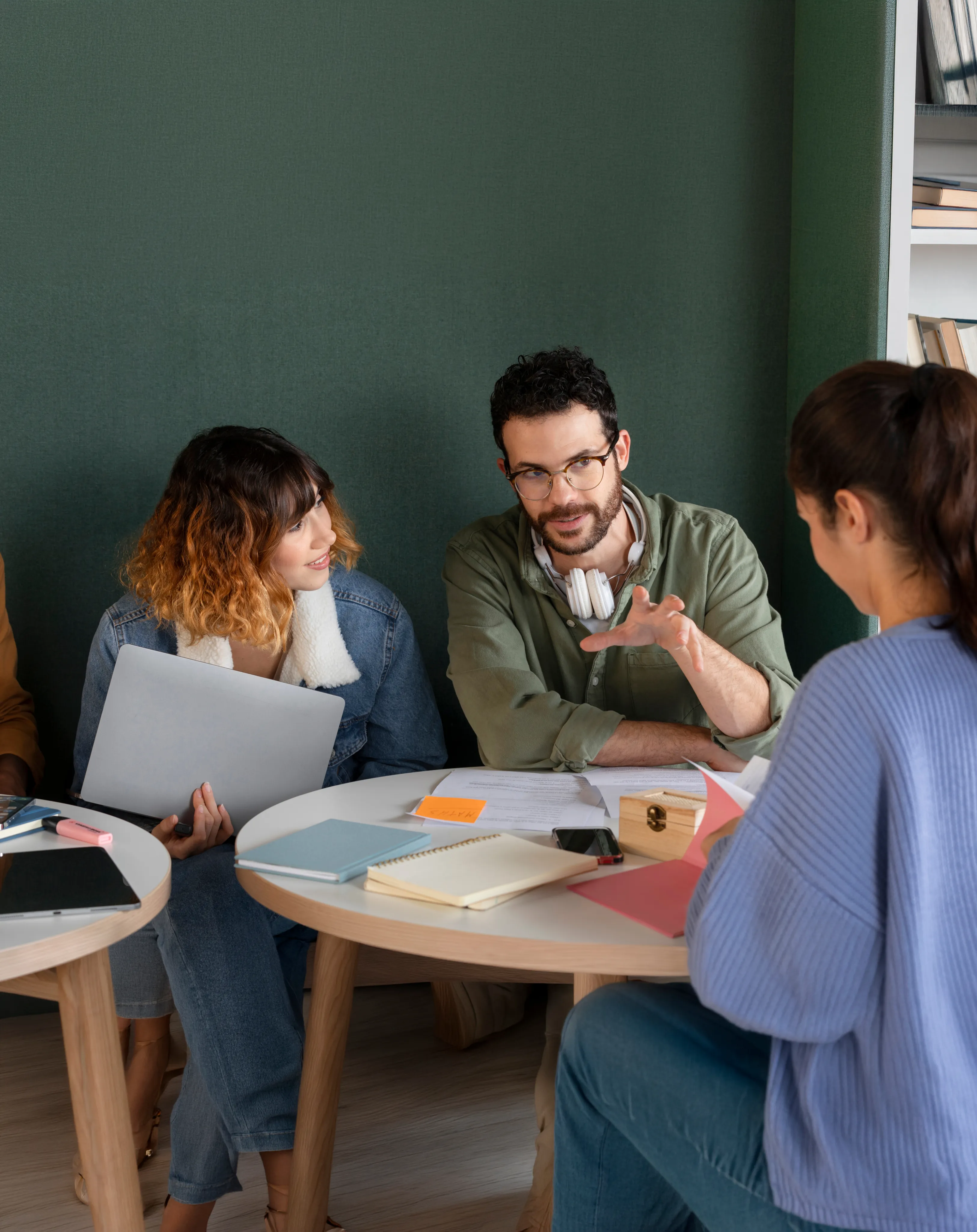 Kleine Gruppe übt gemeinsam das freie Sprechen