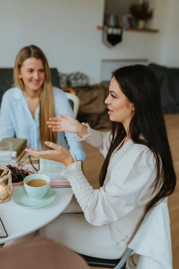 Zwei Frauen unterhalten sich entspannt bei einer Tasse Kaffee