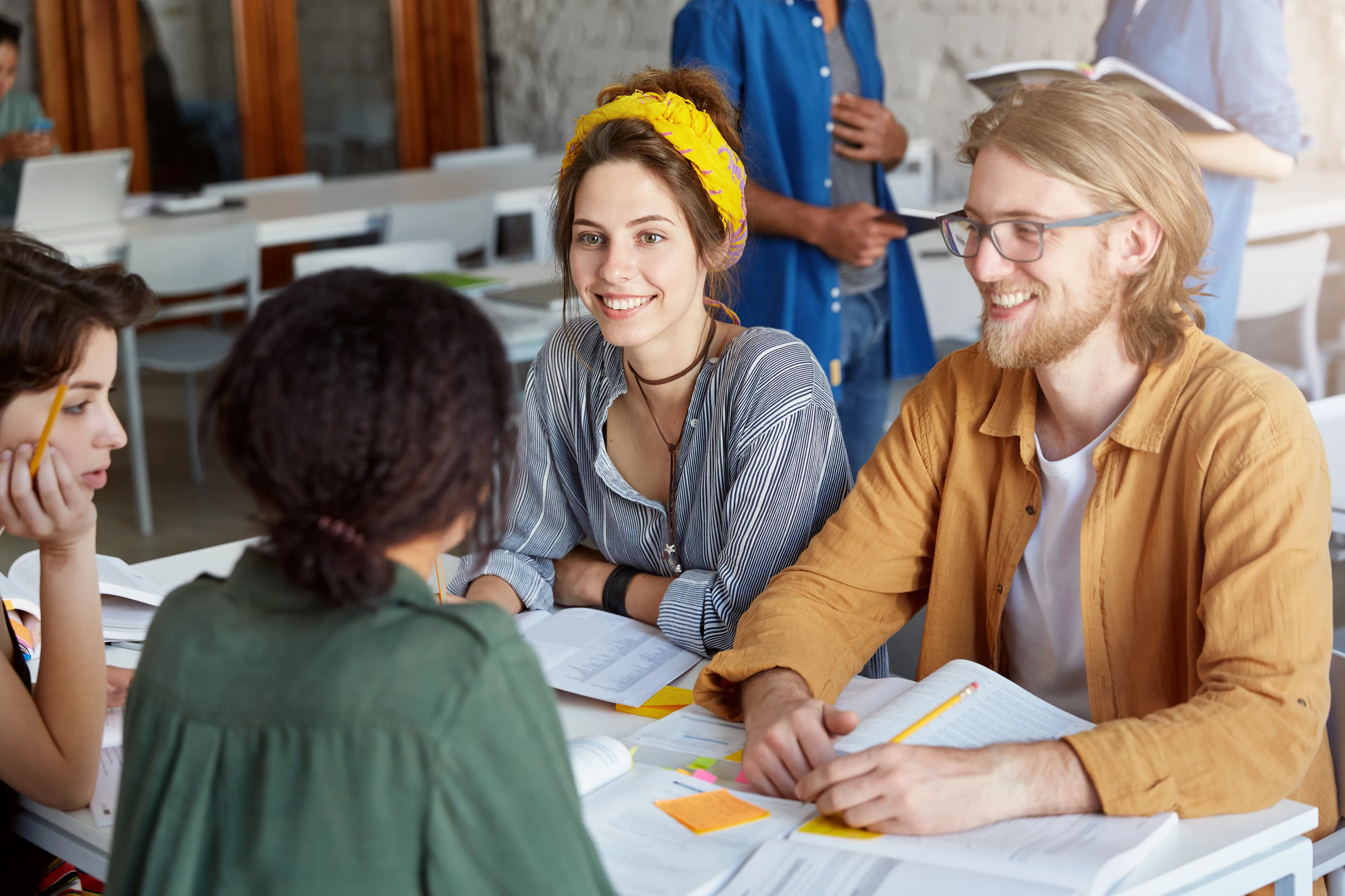 Studierende lernen gemeinsam an einem Tisch in kleiner Gruppe
